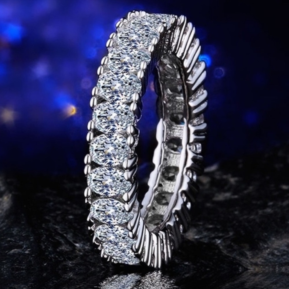 Oval jeweled ring